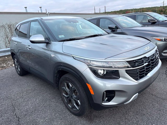 Used 2024 Kia Seltos LX AWD/4WD image 2