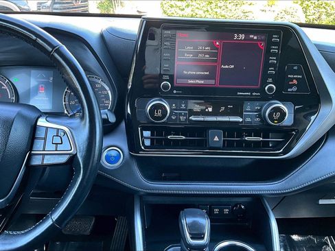 Used 2021 Toyota Highlander LE AWD/4WD image 6