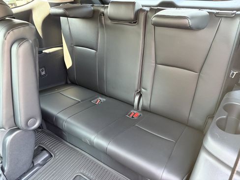 Used 2023 Toyota Highlander XLE AWD/4WD image 10