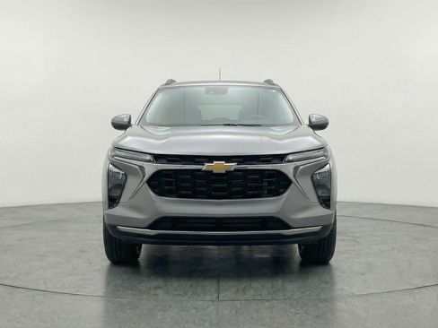 Used 2025 Chevrolet Trax LT image 2