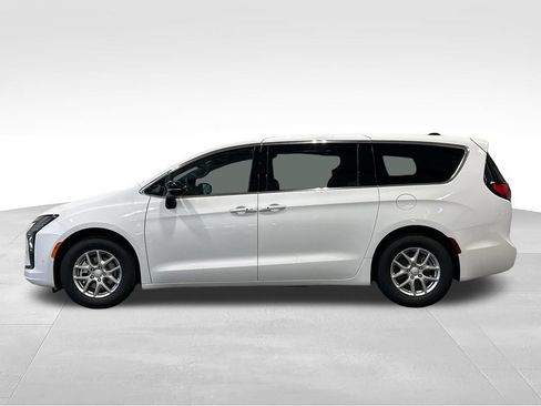 New 2027 Chrysler Pacifica Select FWD image 4