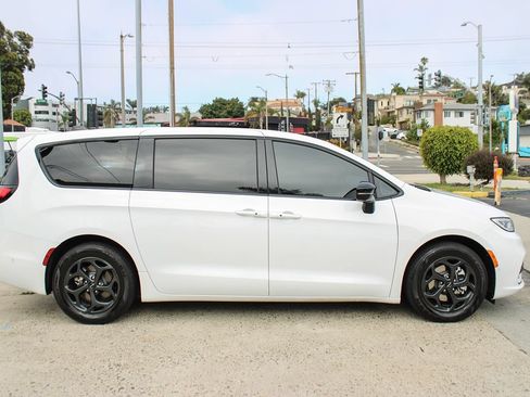 Used 2023 Chrysler Pacifica Limited w/ S Appearance Package FWD image 7