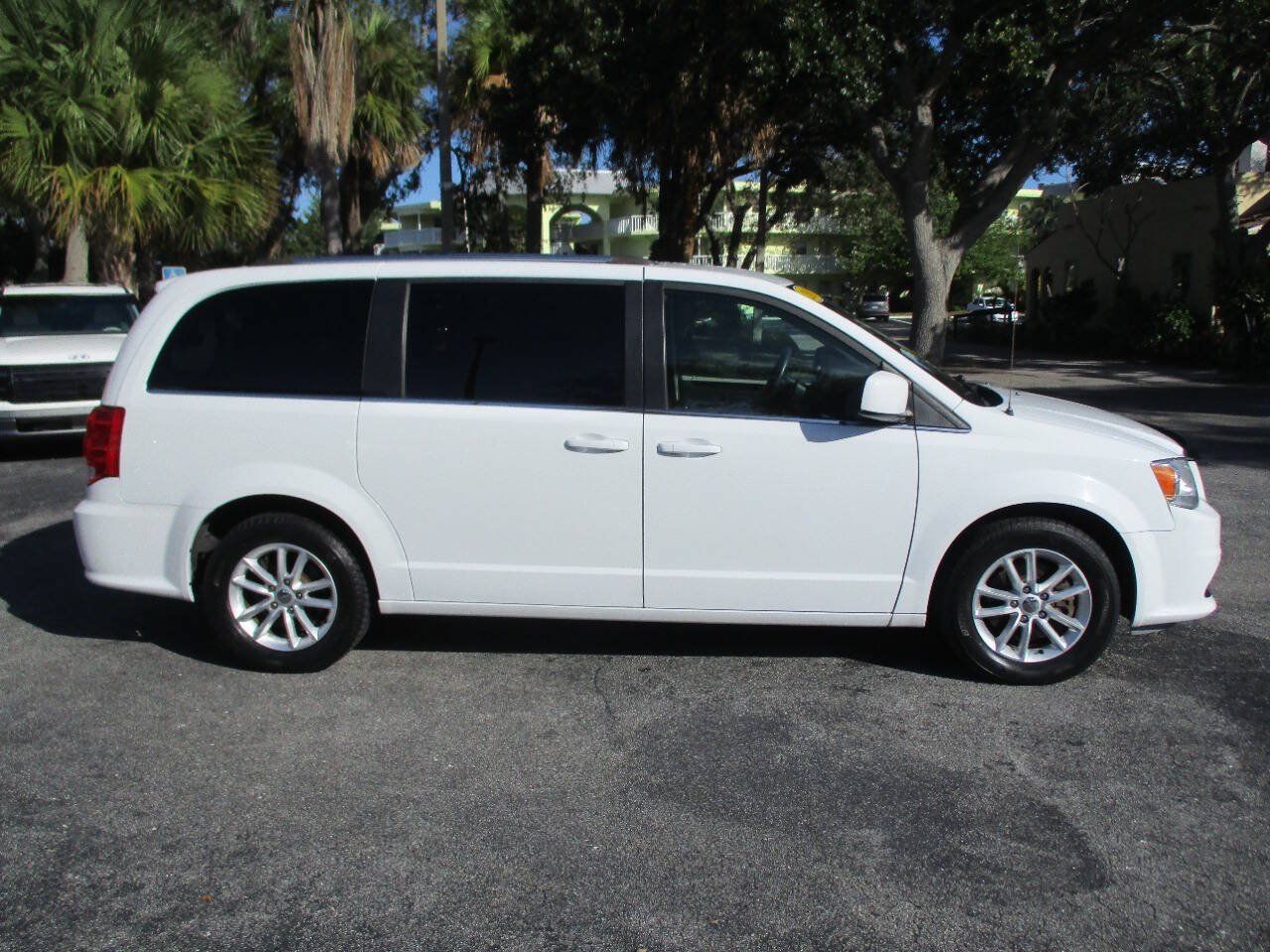 Used 2018 Dodge Grand Caravan SXT w/ Driver Convenience Group FWD image 3