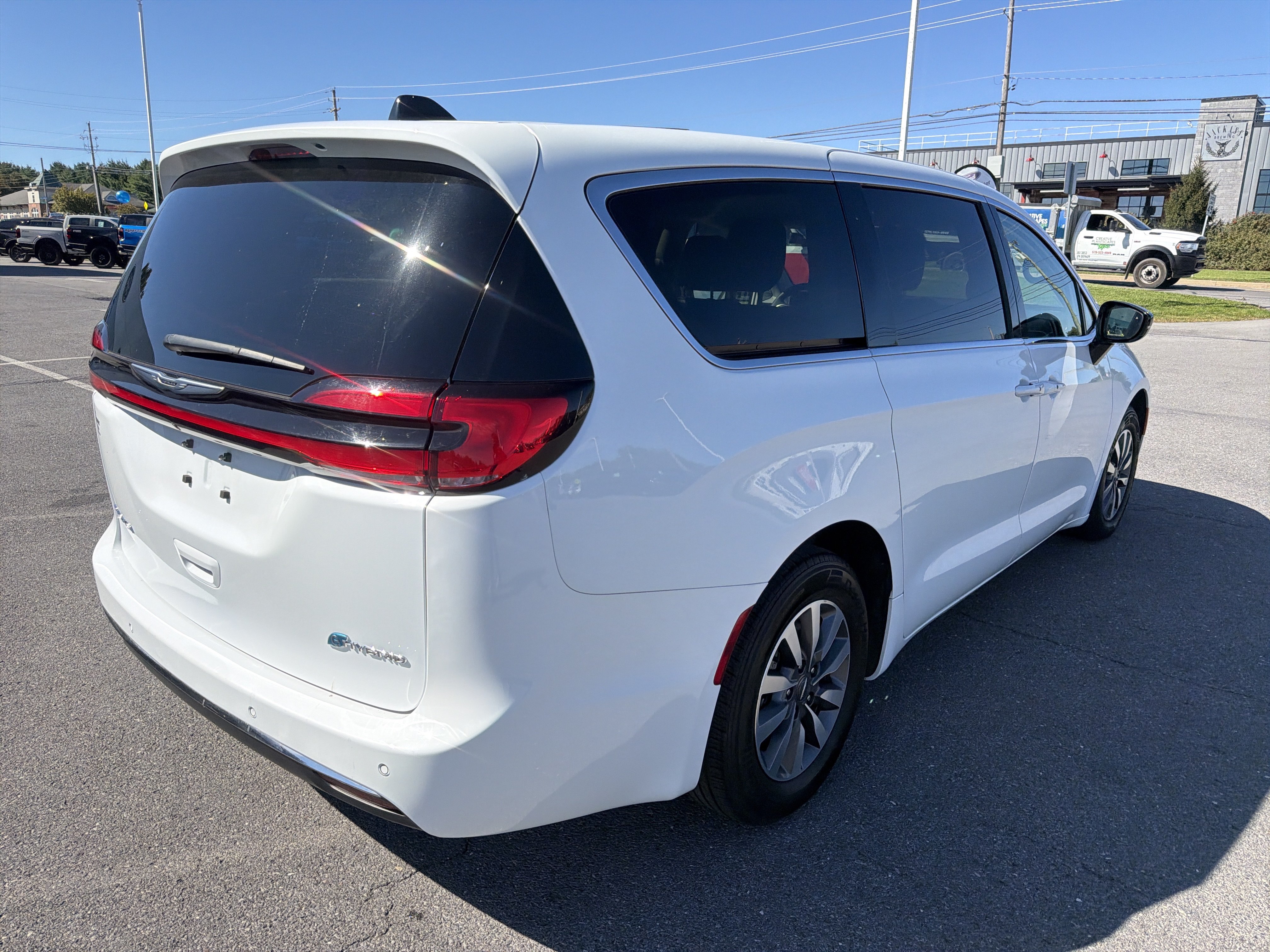 Used 2024 Chrysler Pacifica Limited FWD image 3