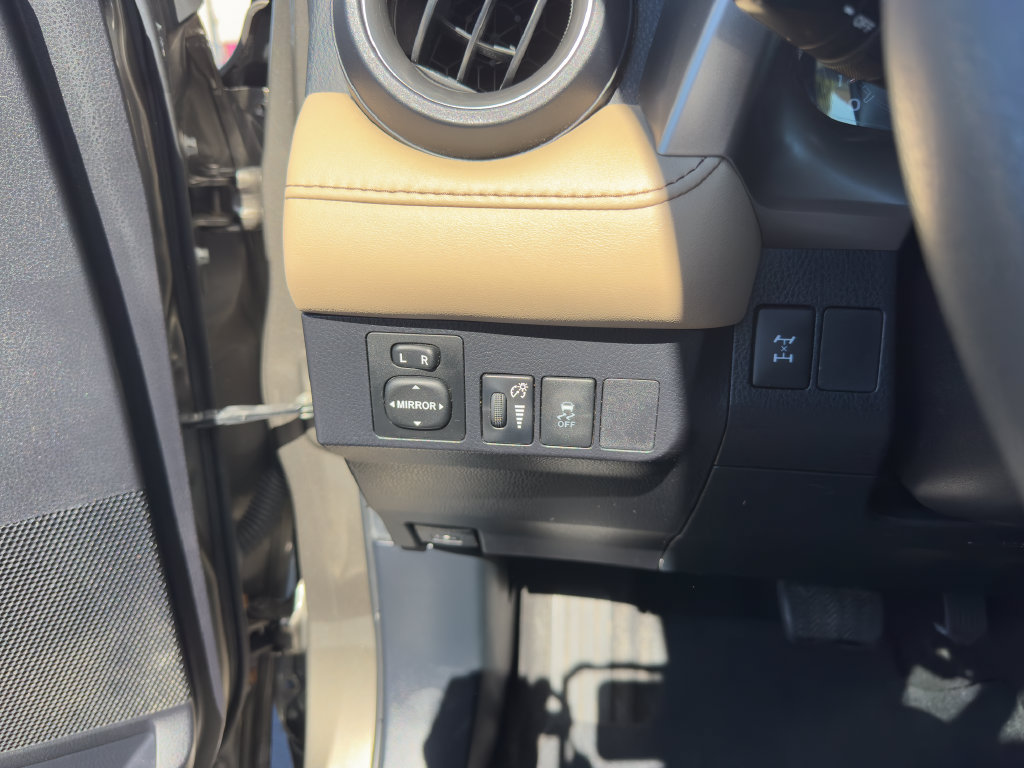 Used 2014 Toyota RAV4 XLE AWD/4WD image 23