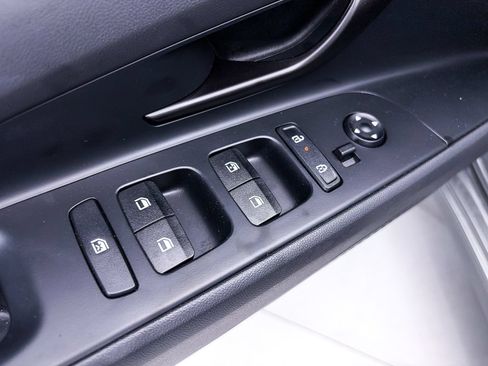 Used 2025 Hyundai Elantra Sport FWD image 15