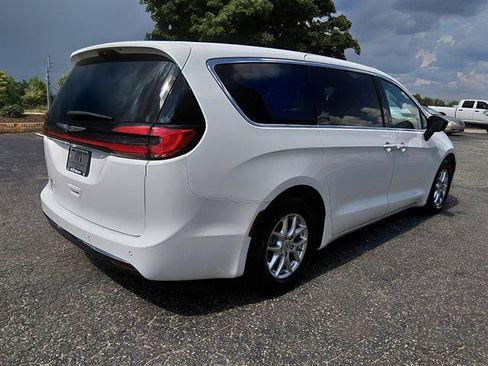 Used 2024 Chrysler Pacifica Touring-L FWD image 3