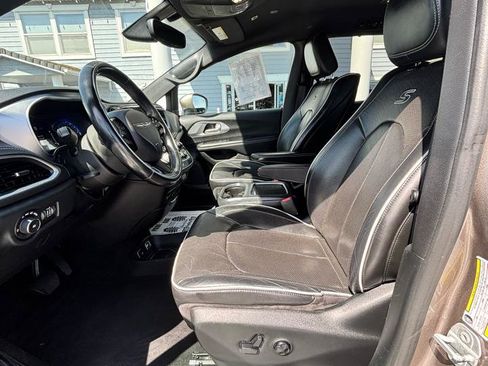 Used 2018 Chrysler Pacifica Limited FWD image 9