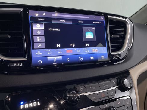 Used 2023 Chrysler Pacifica Touring-L FWD image 14