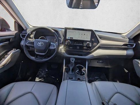 Used 2023 Toyota Highlander XLE FWD image 18