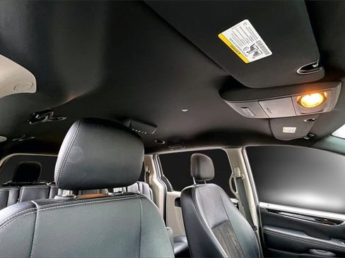 Used 2019 Dodge Grand Caravan SXT image 25