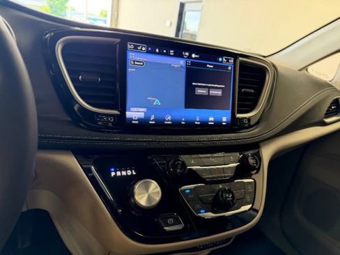 Used 2024 Chrysler Pacifica Limited FWD image 14