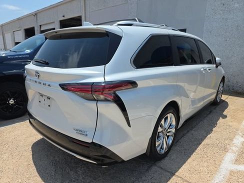 Used 2023 Toyota Sienna Platinum FWD image 5