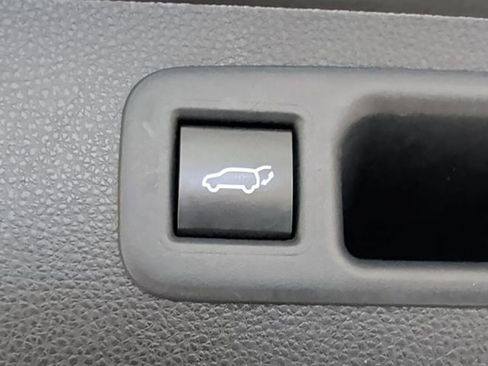 Used 2021 Toyota Highlander XLE image 16