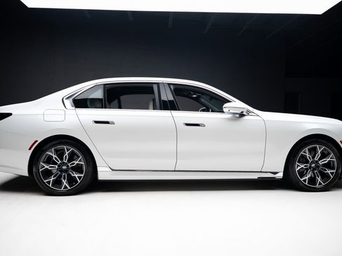 Used 2024 BMW i7 xDrive60 AWD/4WD image 35
