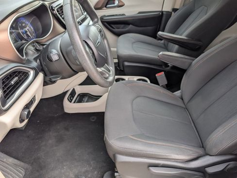 Used 2018 Chrysler Pacifica L FWD image 8