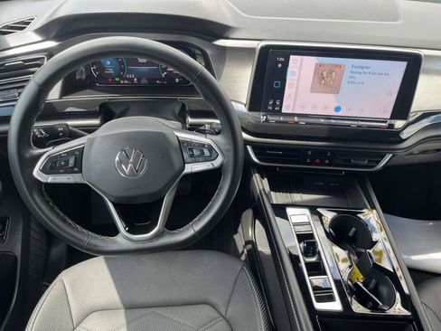 Used 2025 Volkswagen Atlas Cross Sport SE FWD image 2