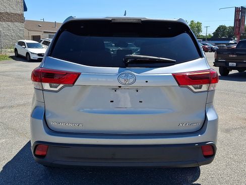 Used 2017 Toyota Highlander XLE w/ Carpet Mat Package AWD/4WD image 5