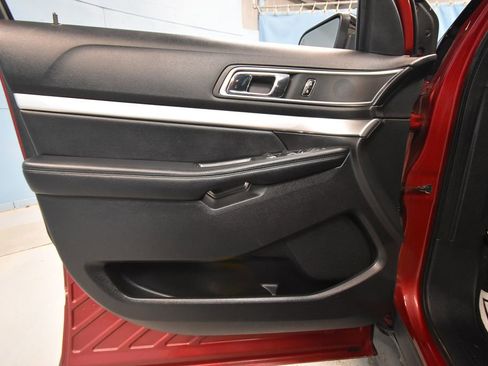 Used 2017 Ford Explorer XLT w/ Equipment Group 202A image 5