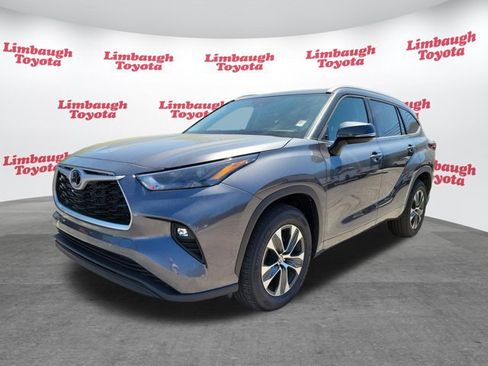 Used 2025 Toyota Highlander XLE image 26