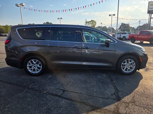 Used 2023 Chrysler Pacifica Touring-L FWD image 16