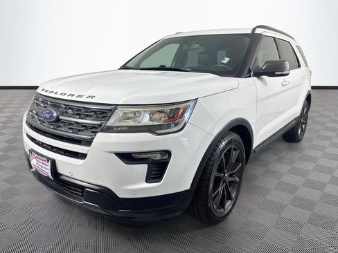 Used 2018 Ford Explorer XLT w/ Equipment Group 202A FWD image 3