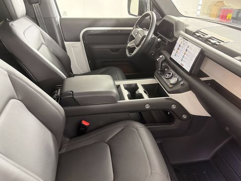 Used 2025 Land Rover Defender 90 X-Dynamic SE AWD/4WD image 30