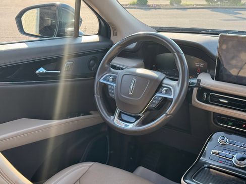 Used 2022 Lincoln Nautilus Reserve w/ Luxury Package AWD/4WD image 18