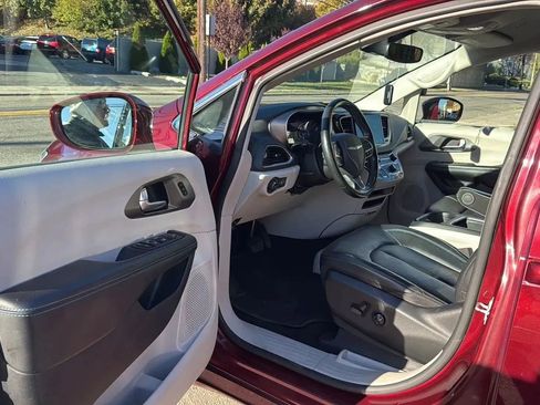 Used 2021 Chrysler Pacifica Touring-L FWD image 23