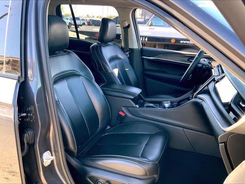 Used 2023 Jeep Grand Cherokee image 9