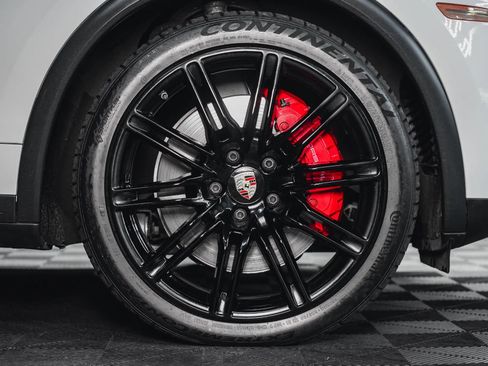 Used 2015 Porsche Cayenne Turbo image 16