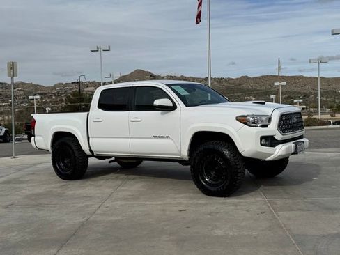 Used 2018 Toyota Tacoma TRD Sport image 5