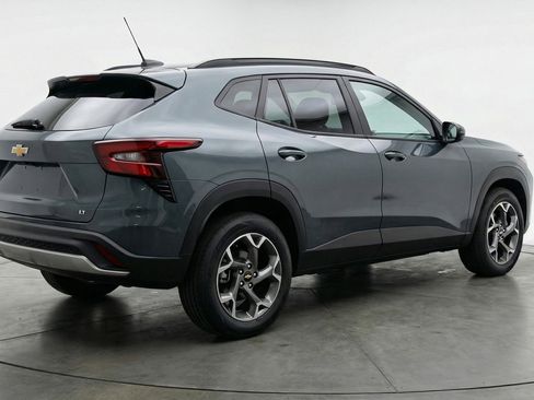 Used 2025 Chevrolet Trax LT w/ LT Convenience Package image 9