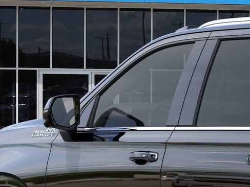 New 2026 Chevrolet Suburban High Country AWD/4WD image 12