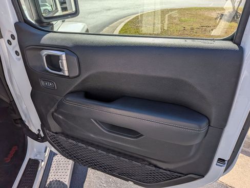 Used 2019 Jeep Wrangler Unlimited Sahara image 31