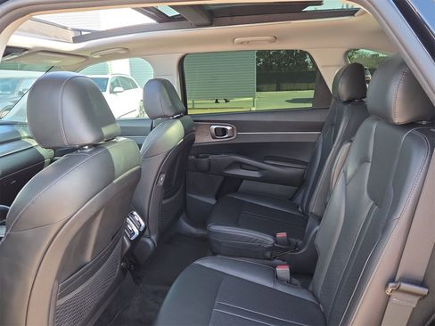 Used 2022 Kia Sorento EX w/ Panoramic Sunroof Package image 13