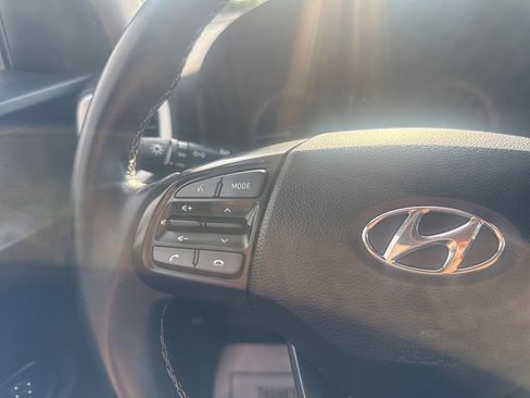 Used 2022 Hyundai Venue Limited FWD image 16