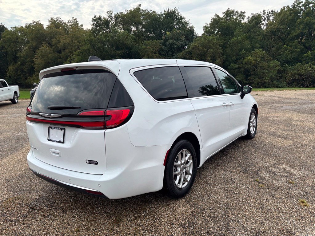 Used 2025 Chrysler Pacifica Select FWD image 5