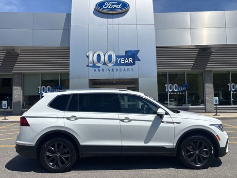 Used 2024 Volkswagen Tiguan SE w/ Panoramic Sunroof Package AWD/4WD image 2