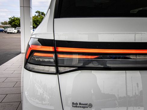 New 2026 Volkswagen Taos SE image 14