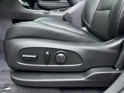 Used 2023 GMC Terrain SLT image 26