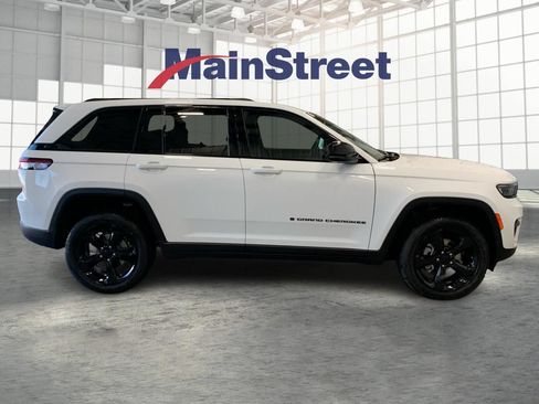 Used 2024 Jeep Grand Cherokee Altitude AWD/4WD image 6