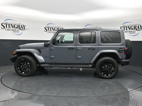 Used 2025 Jeep Wrangler Unlimited Sahara AWD/4WD image 5