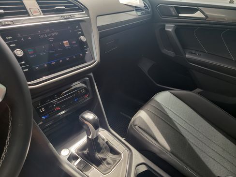 Used 2022 Volkswagen Tiguan SE w/ Panoramic Sunroof Package FWD image 24