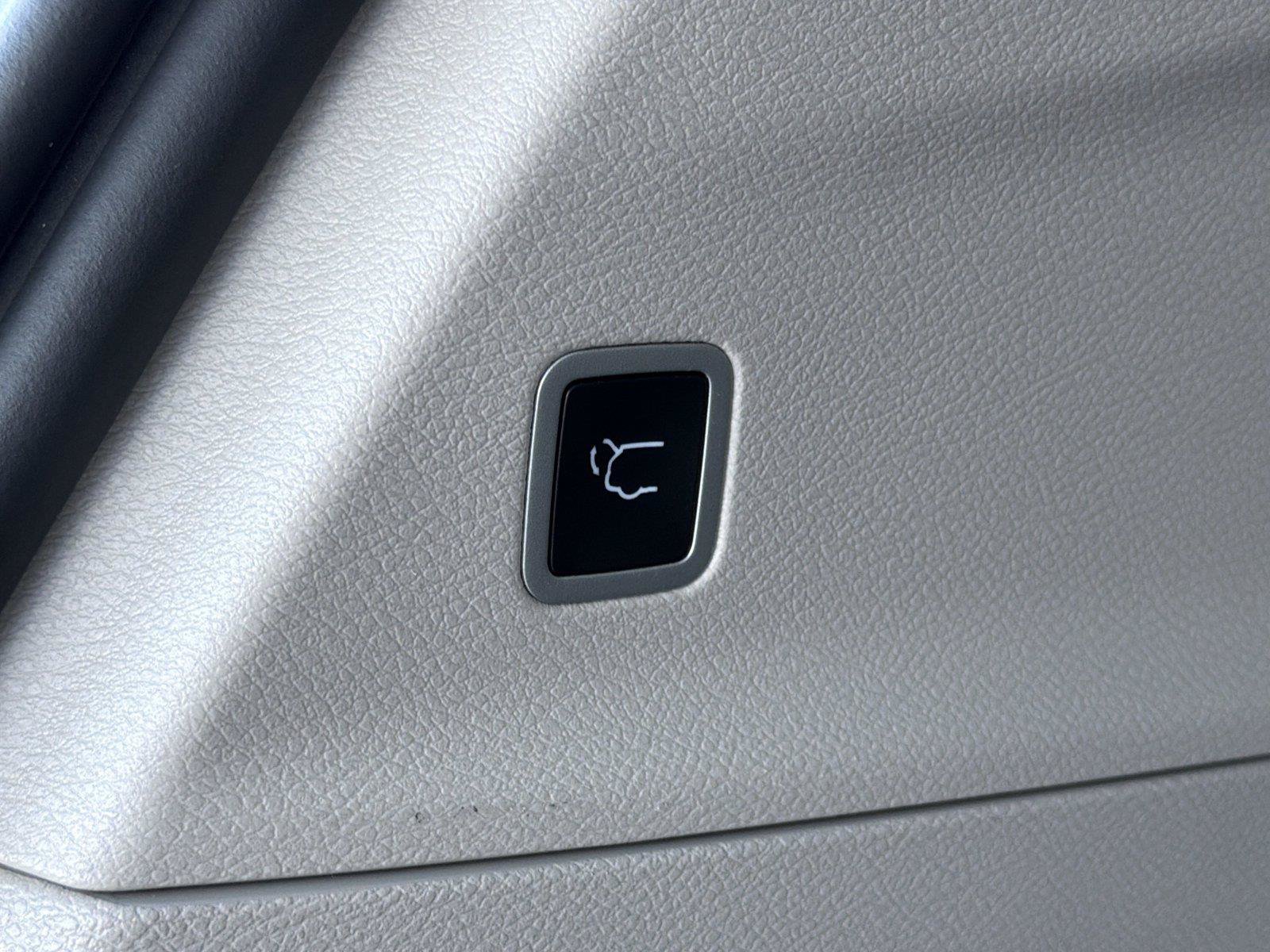 Used 2024 Chrysler Pacifica Touring-L FWD image 17