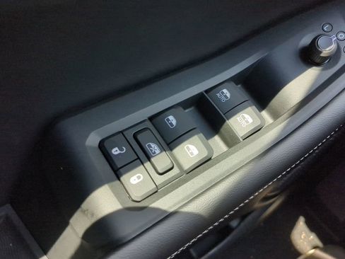 New 2025 Jeep Grand Cherokee Altitude image 9