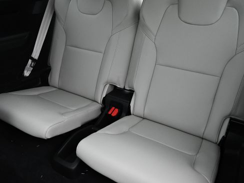 Used 2022 Volvo XC90 T6 Momentum w/ Protection Package Premier image 11