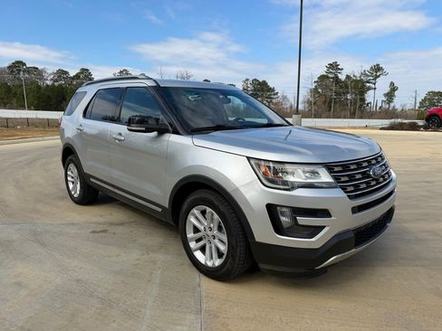 Used 2016 Ford Explorer XLT w/ Equipment Group 202A image 7