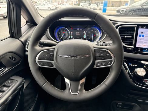 Used 2025 Chrysler Pacifica Select image 17
