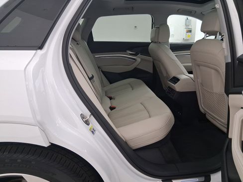 Used 2022 Audi e-tron Premium Plus w/ Premium Plus Package image 33